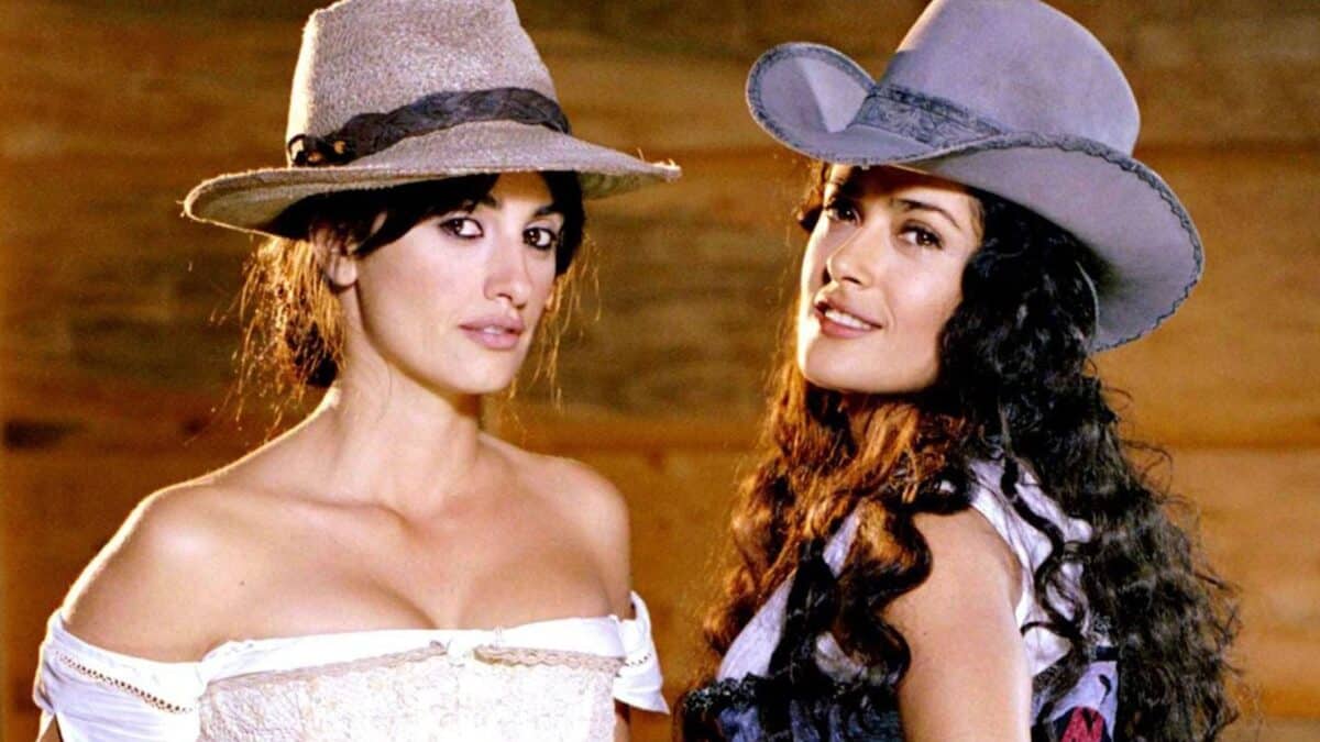 See Penelope Cruz And Salma Hayek Cuddling And Grooming