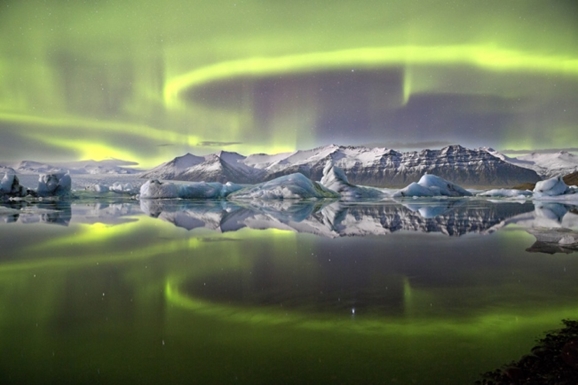 es9_james_woodend_aurora_over_a_glacier_lagoon_651