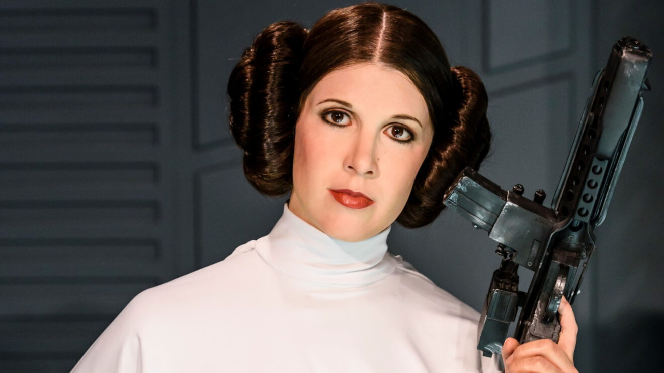 Carrie Fisher Hated An Iconic Part Of Princess Leia | GIANT FREAKIN ROBOT