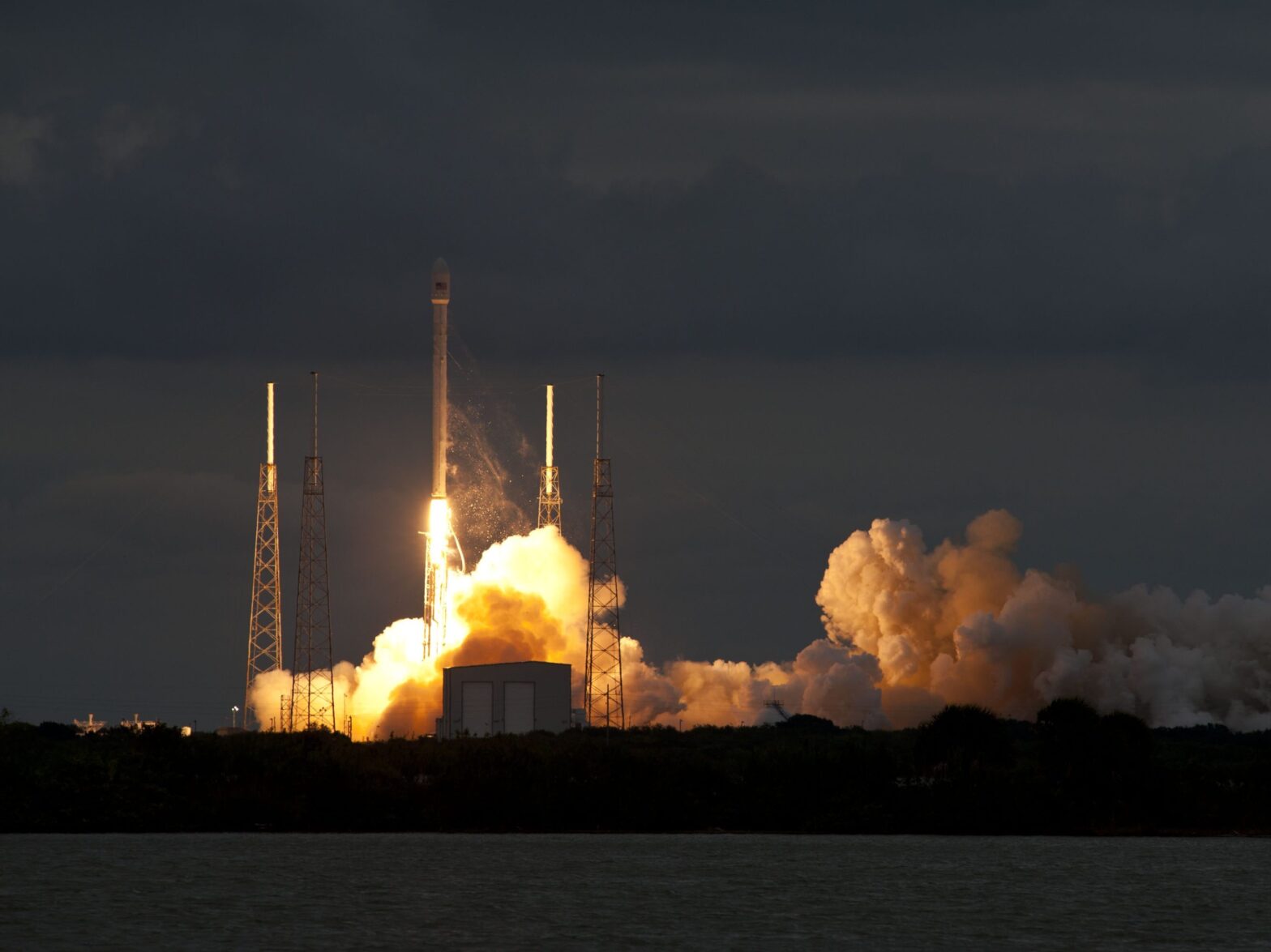 SpaceX Just Made History Launching 4 Astronauts Into Space | GIANT ...