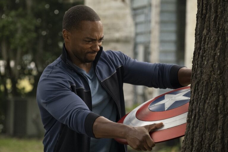 See Anthony Mackie's Amazing New Look For Captain America | GIANT ...