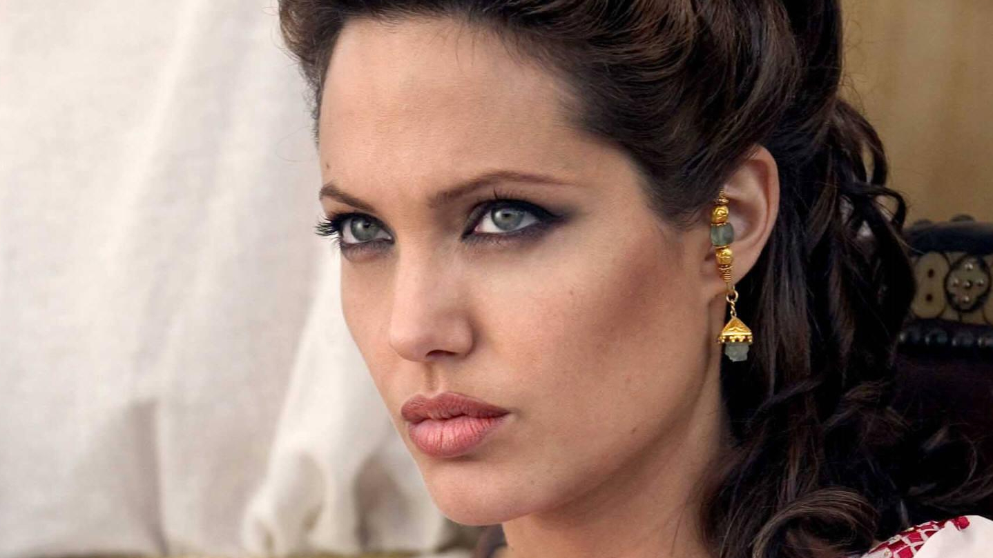Angelina Jolie And Halle Berry To Star In 'Maude V Maude' Movie