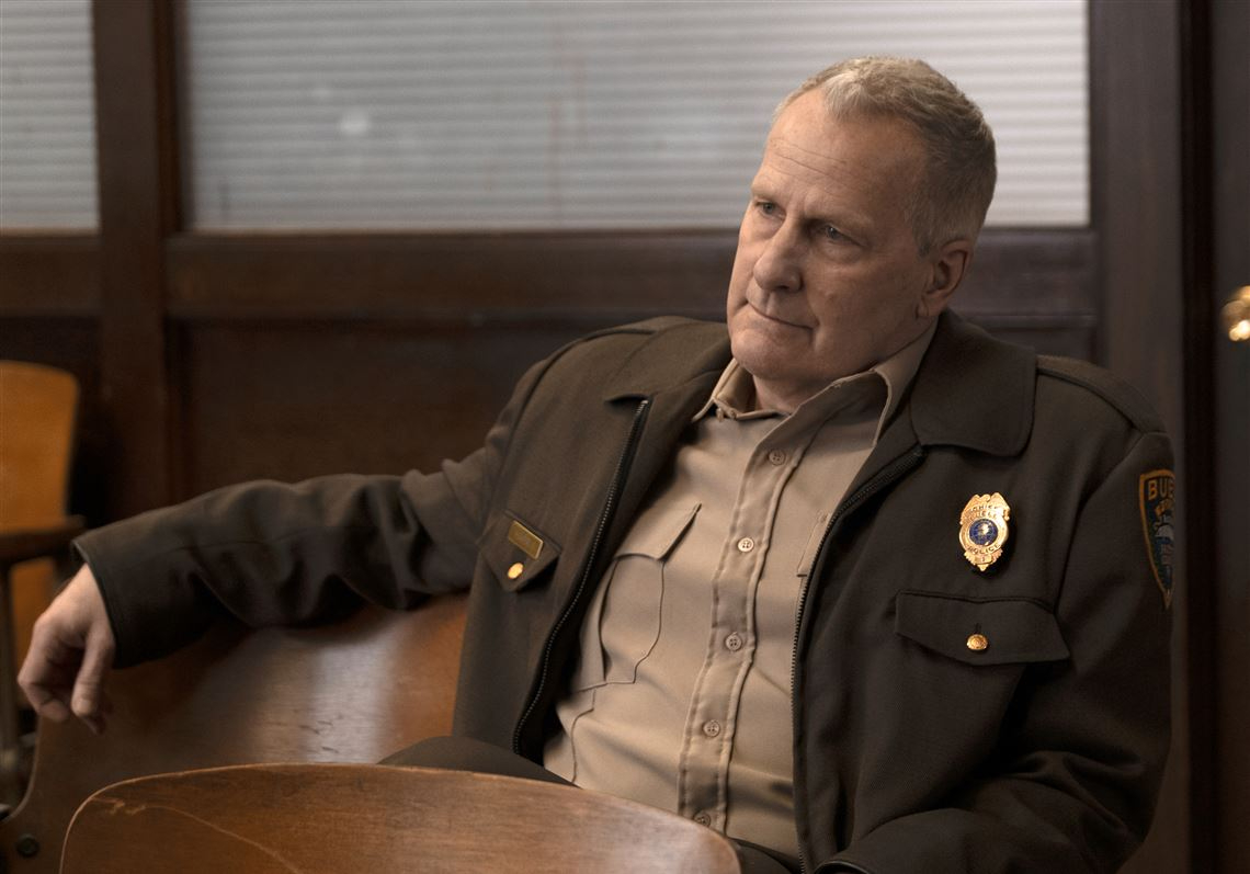 See Jeff Daniels Protect His Family In The American Rust Trailer ...