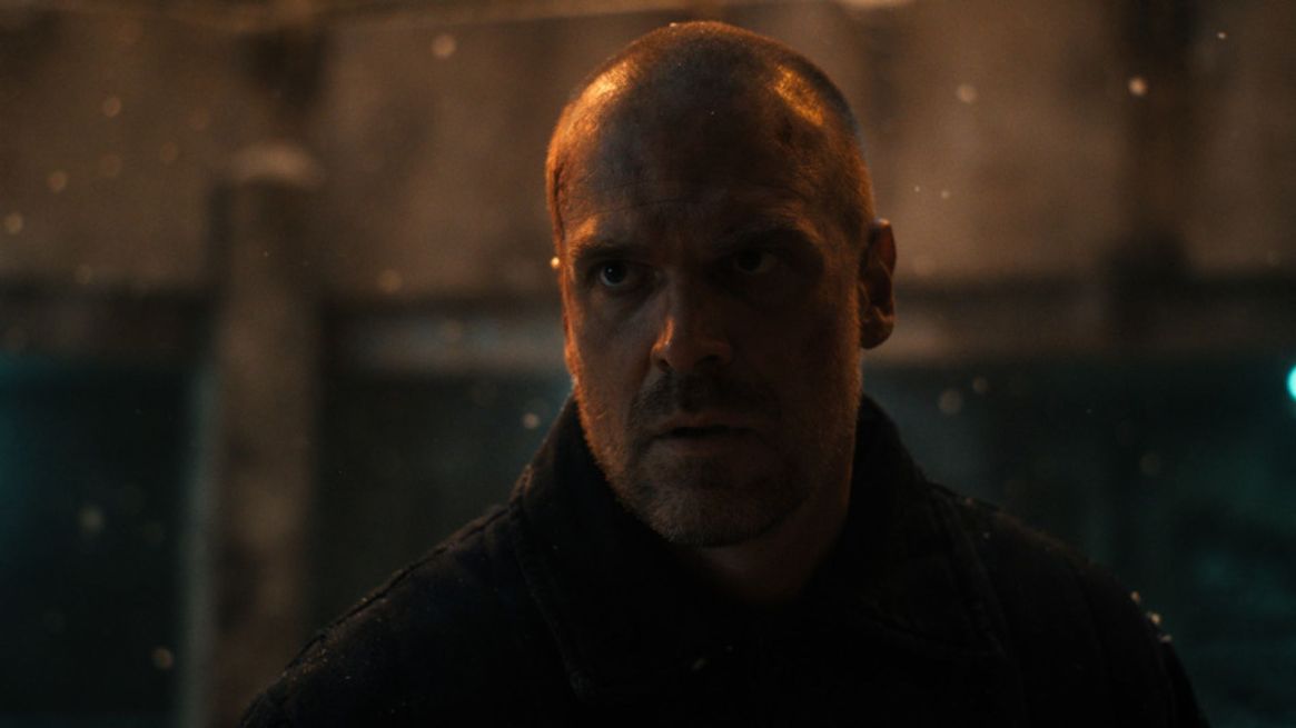 See David Harbour With A Shaved Head In Stranger Things Season 4 First ...