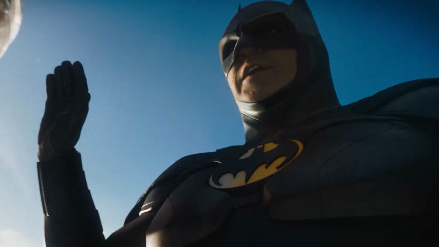 See Michael Keaton Back As Batman In The Flash Up Close And In Detail ...