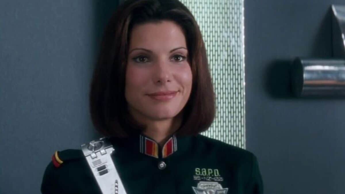 Sandra Bullock Says Warner Bros Still Owes Her For 30 Year Old Movie Giant Freakin Robot 2466